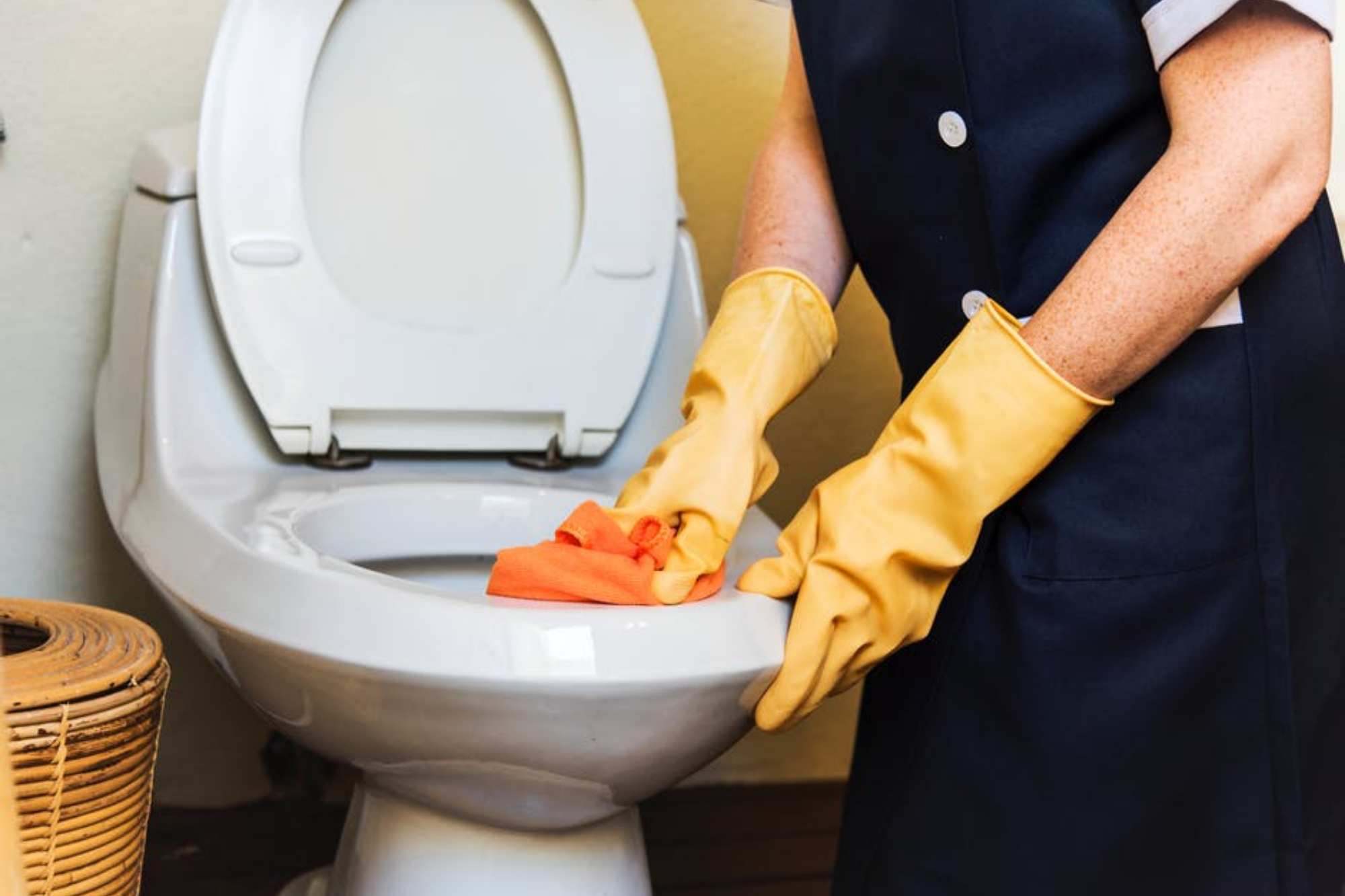 how to clean under the rim of a toilet